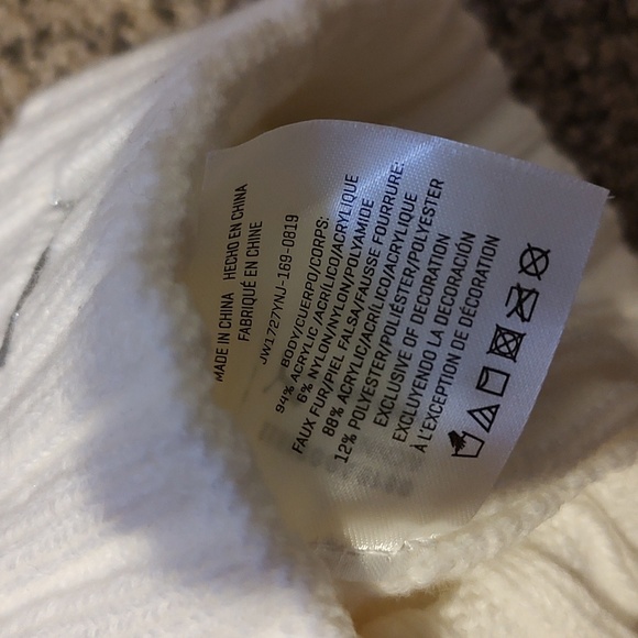 Girls Puma Pom Beanie Hat - Picture 4 of 5